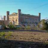 Per visitare Villa Gattini imbocchiamo da Matera la provinciale n.6. Dopo qualche centinaia di metri giriamo a sinistra per una viuzza chiamata contrada Parco Gattini che ci porta davanti alla villa. Ed ecco apparirci in tutta la sua maestosit� il �castello�, che si innalza con le sue quattro possenti torri in pietra